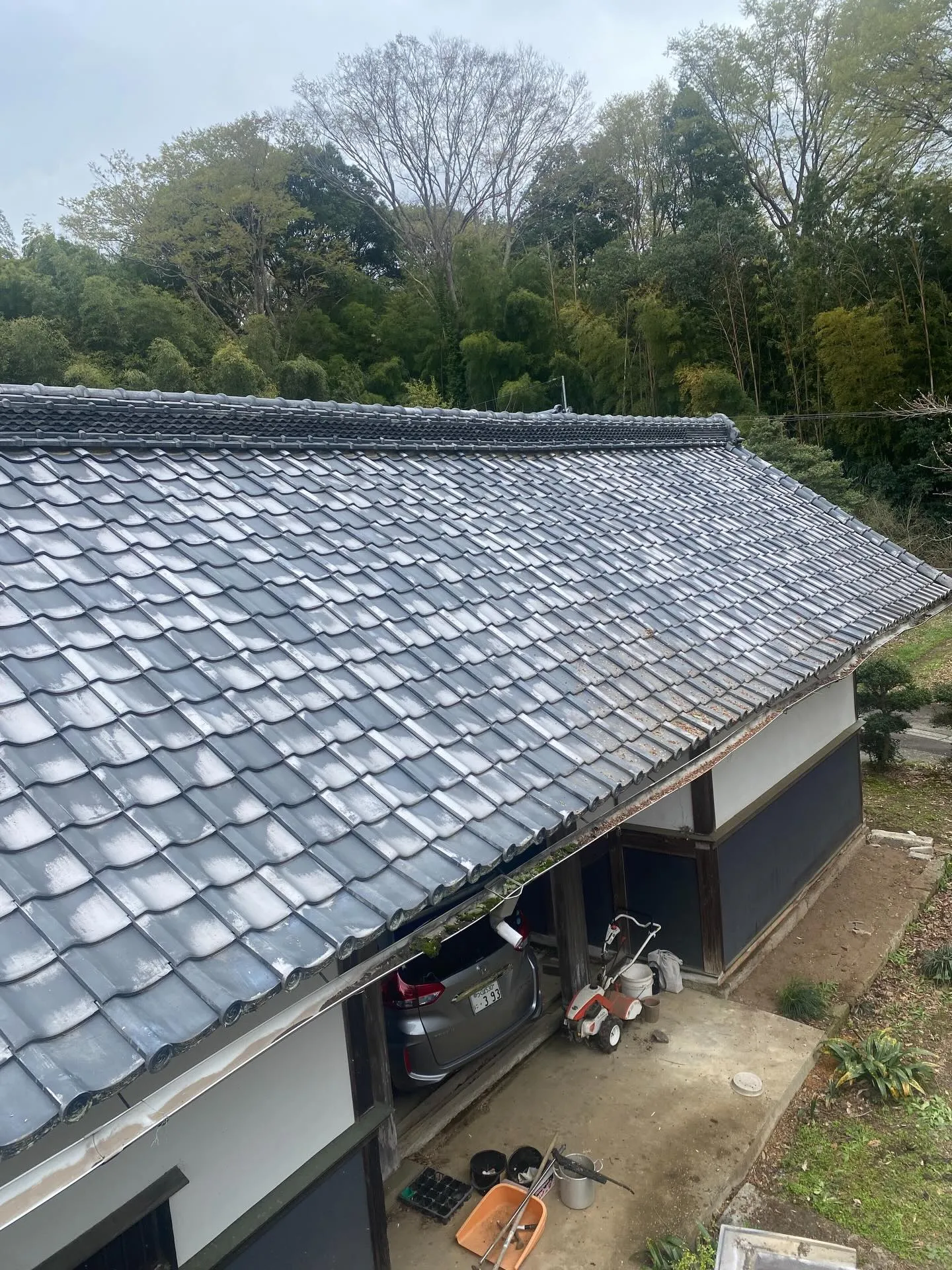 桜川市で進行中の長屋門の改修工事に関する一枚の写真が、歴史と...