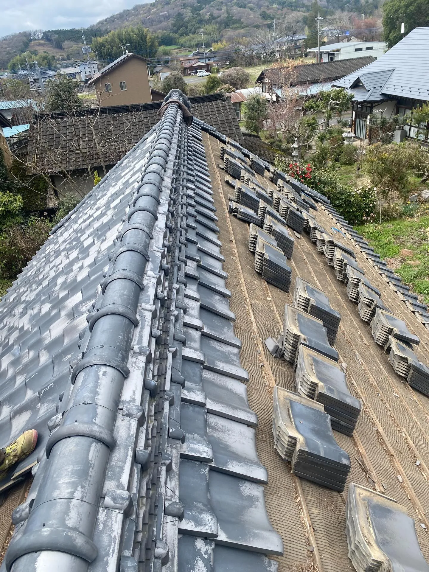 桜川市で進行中の長屋門の改修工事に関する一枚の写真が、歴史と...