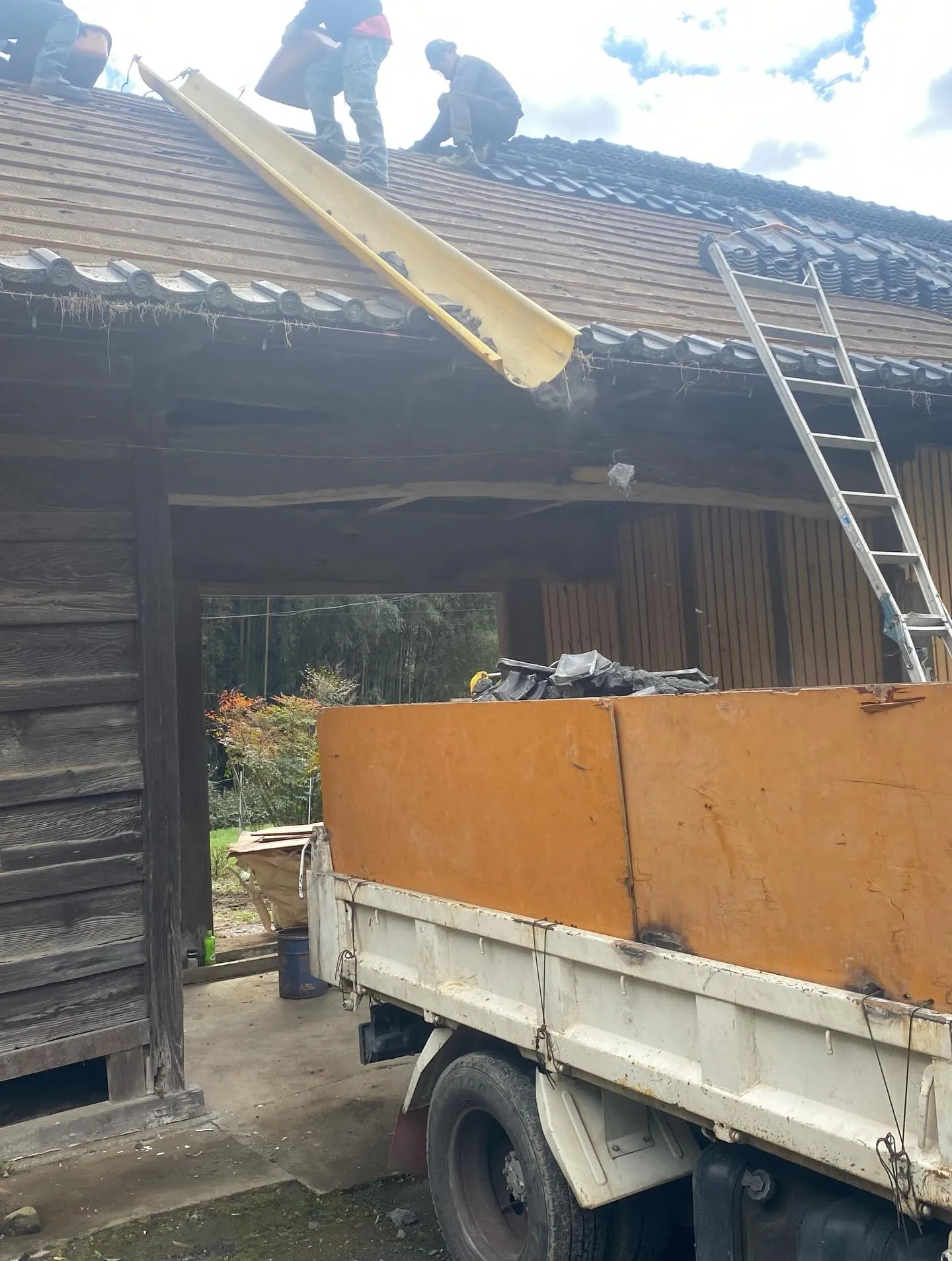 桜川市で進行中の長屋門の改修工事に関する一枚の写真が、歴史と...