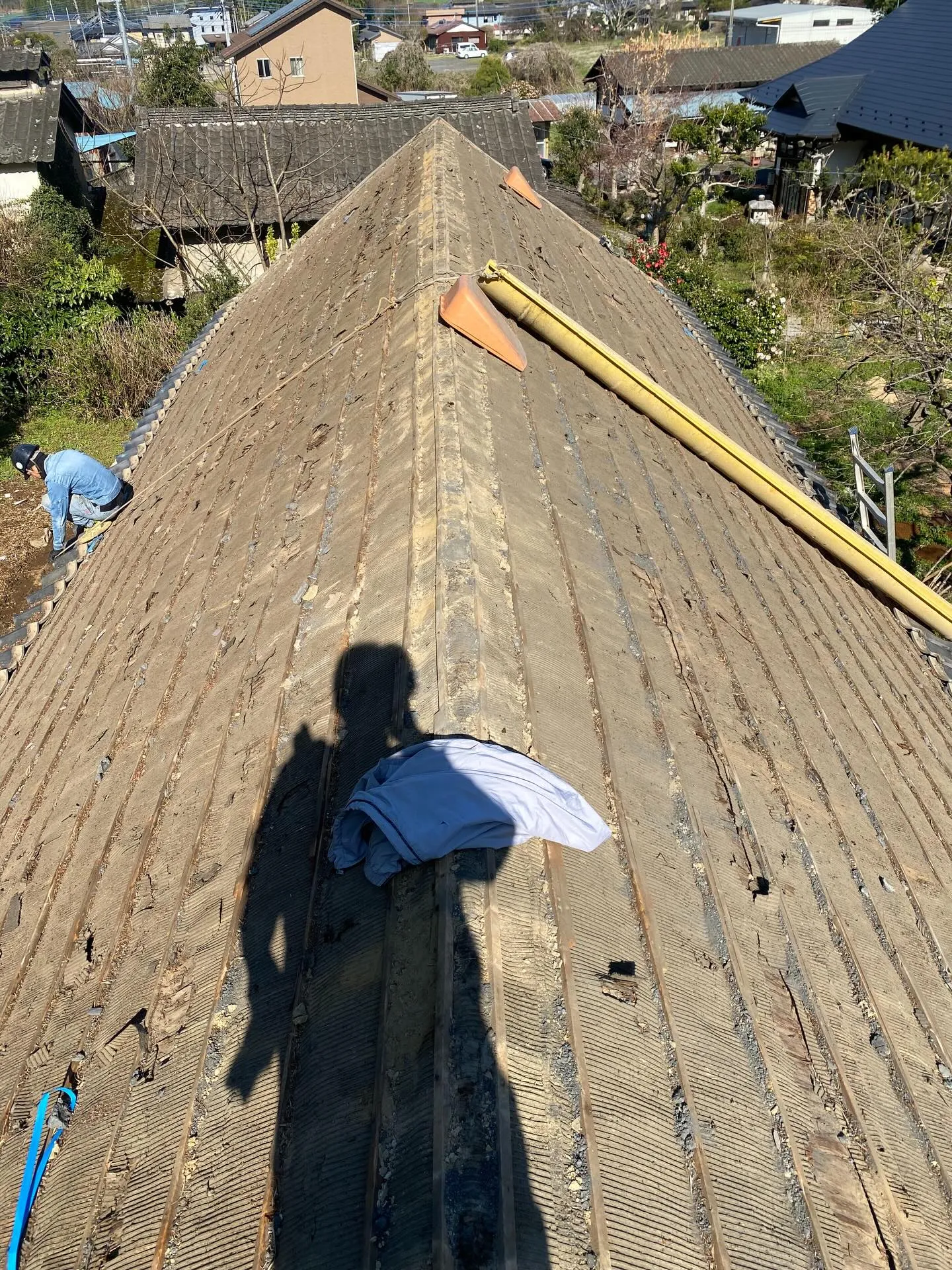 桜川市で進行中の長屋門の改修工事に関する一枚の写真が、歴史と...